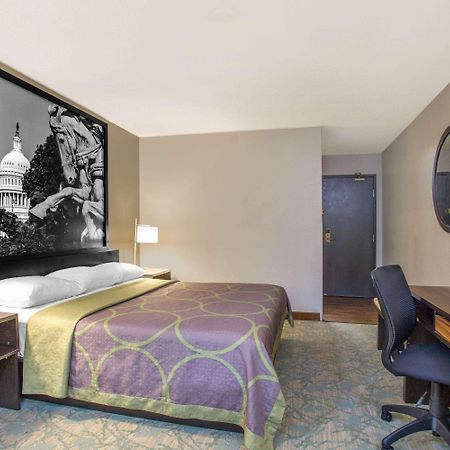 Super 8 By Wyndham Waldorf Motel Екстериор снимка