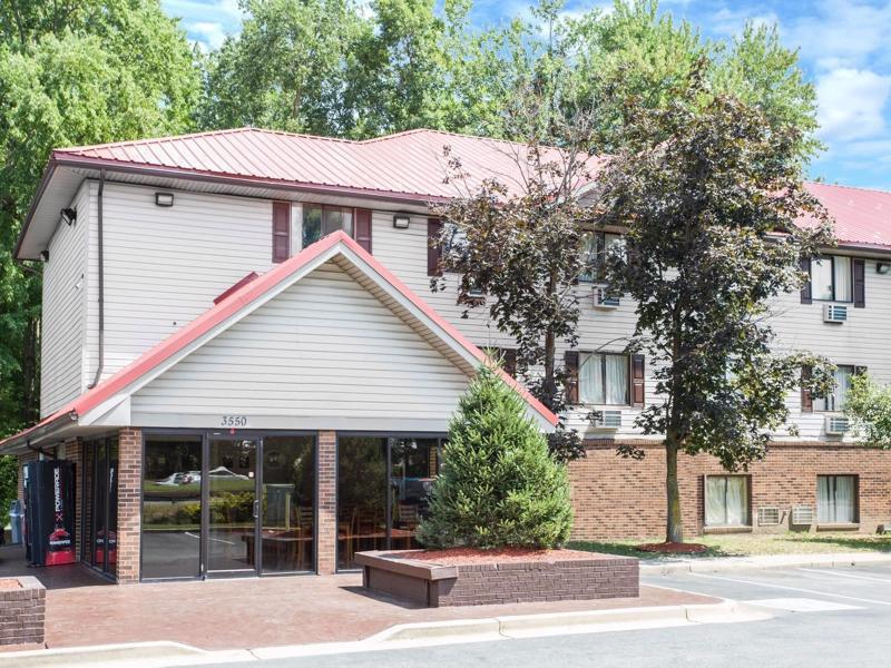 Super 8 By Wyndham Waldorf Motel Екстериор снимка