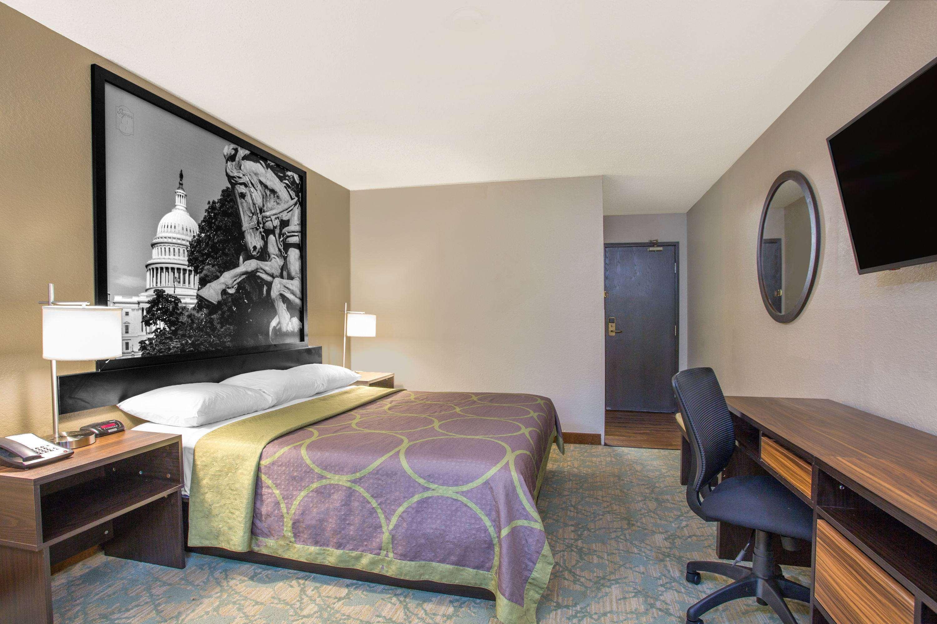 Super 8 By Wyndham Waldorf Motel Екстериор снимка
