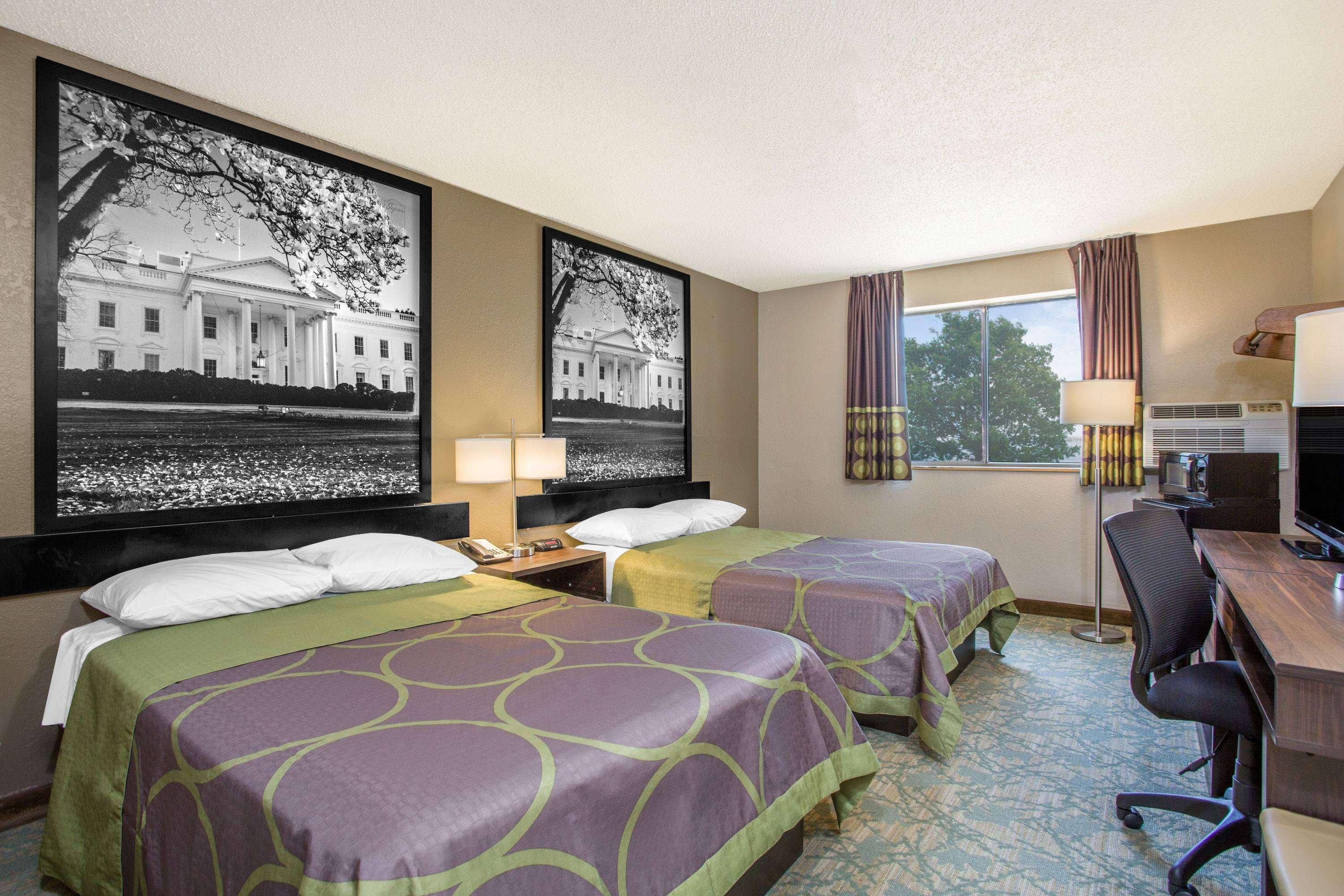 Super 8 By Wyndham Waldorf Motel Екстериор снимка