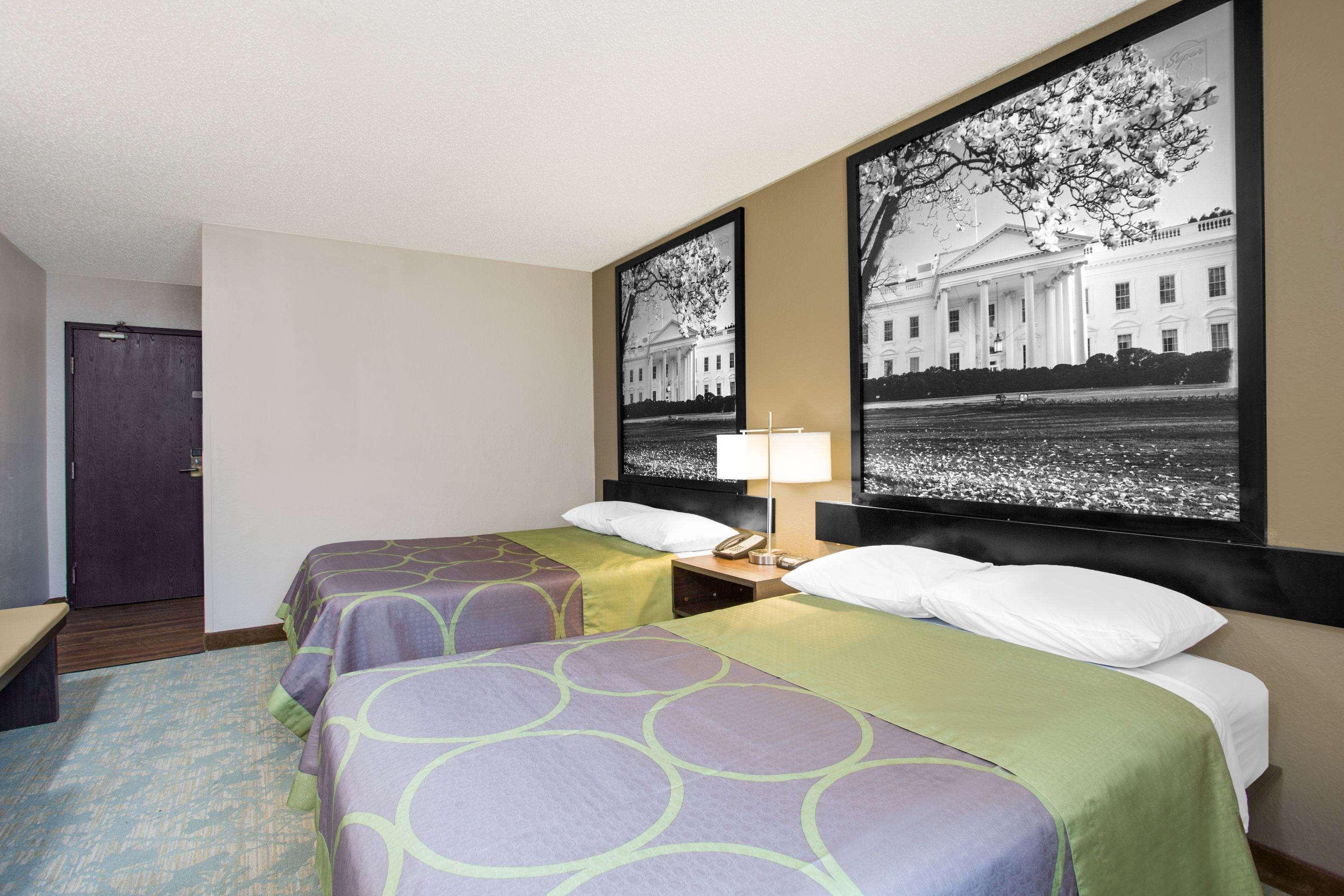 Super 8 By Wyndham Waldorf Motel Екстериор снимка