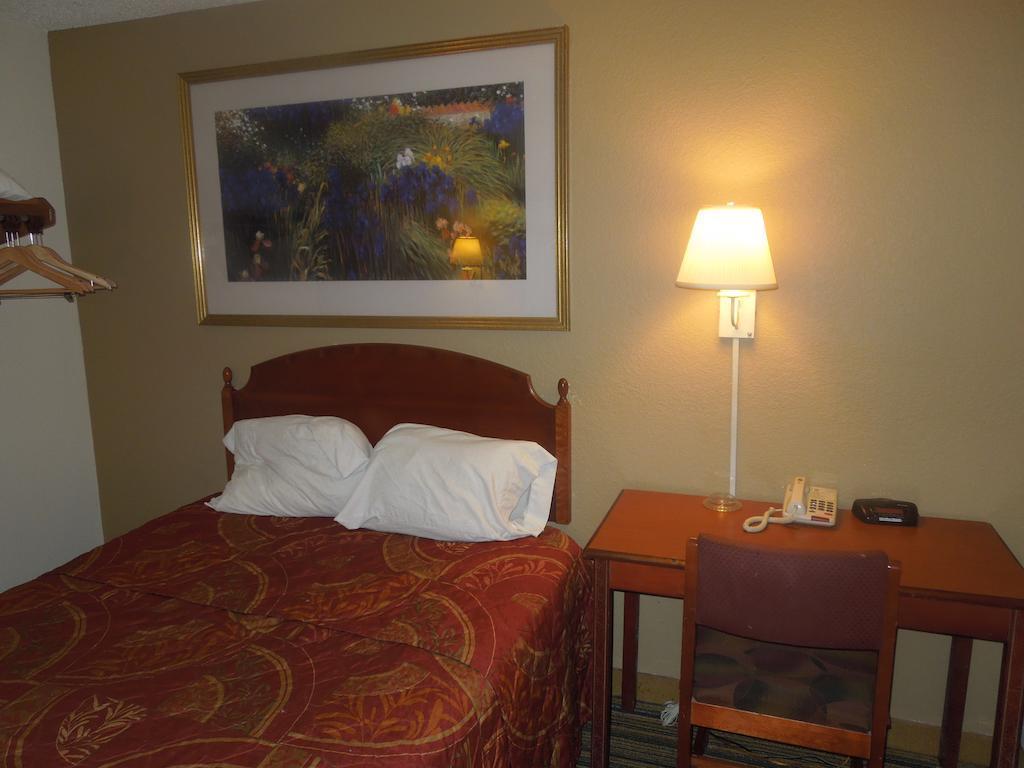 Super 8 By Wyndham Waldorf Motel Екстериор снимка