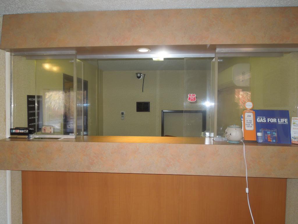 Super 8 By Wyndham Waldorf Motel Екстериор снимка