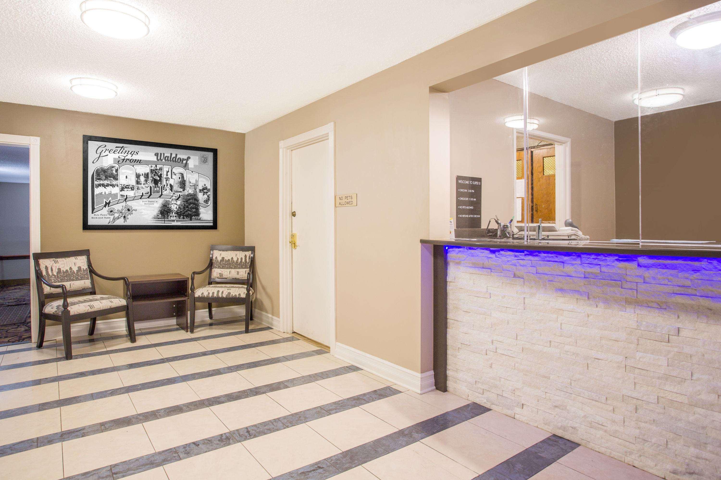 Super 8 By Wyndham Waldorf Motel Екстериор снимка