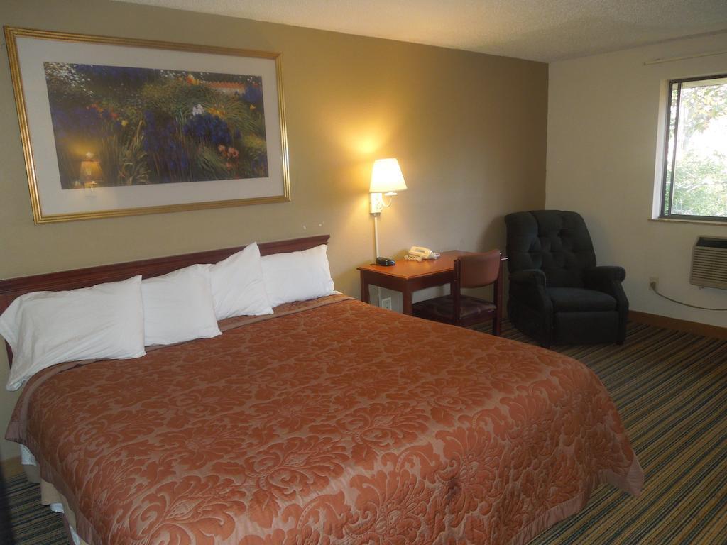 Super 8 By Wyndham Waldorf Motel Екстериор снимка