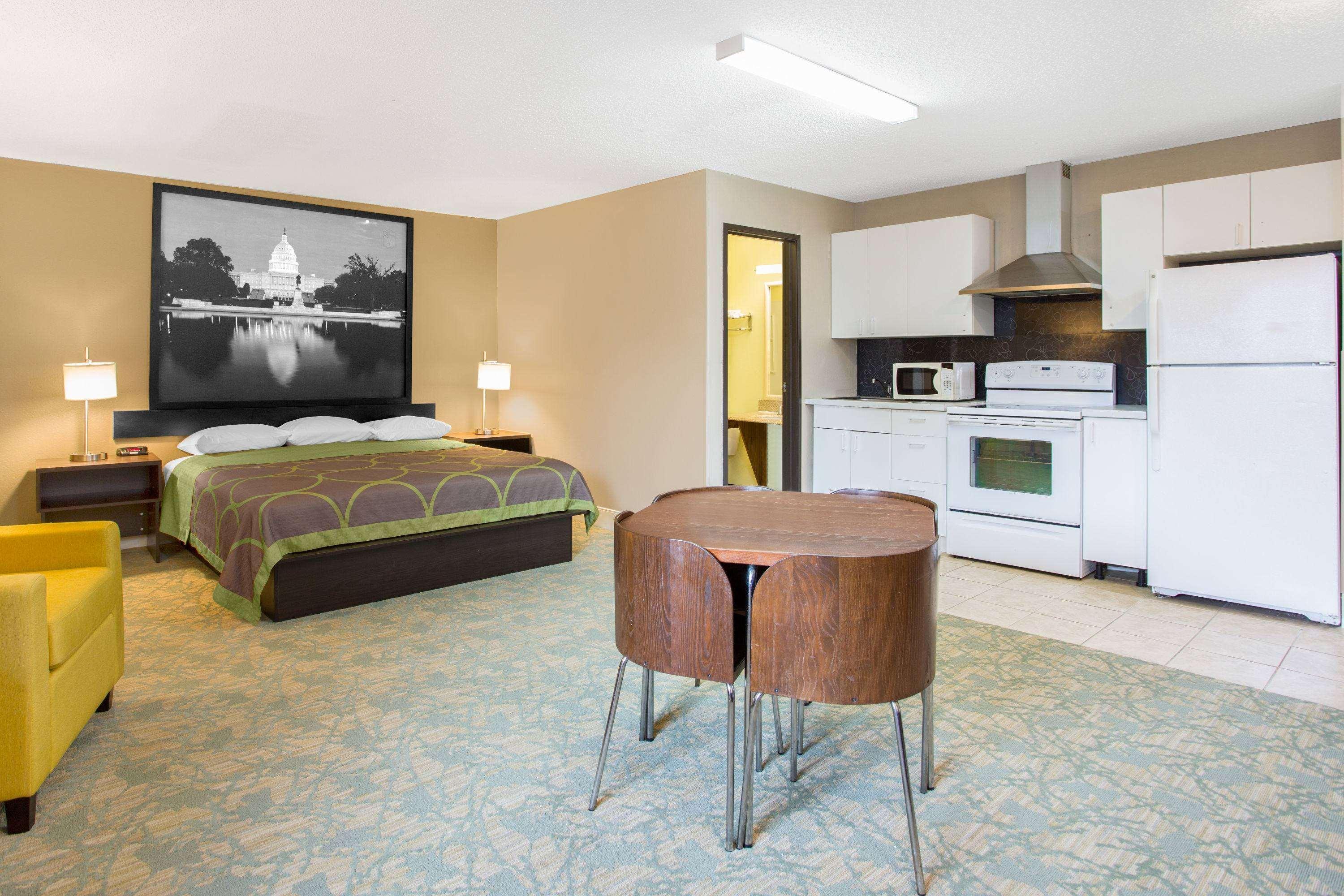 Super 8 By Wyndham Waldorf Motel Екстериор снимка