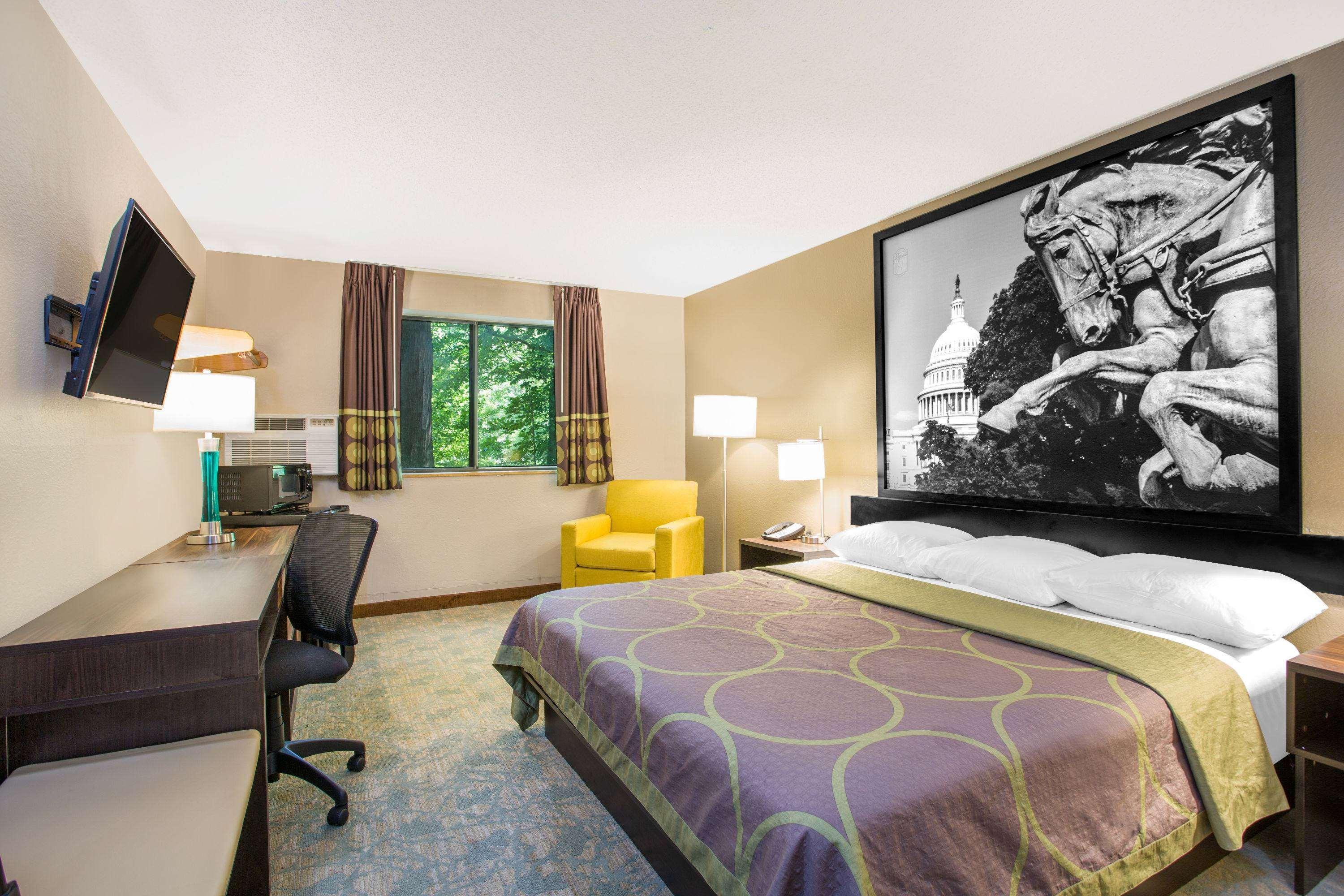 Super 8 By Wyndham Waldorf Motel Екстериор снимка