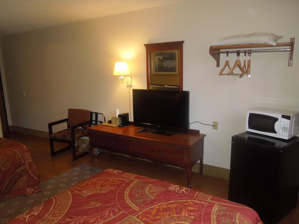 Super 8 By Wyndham Waldorf Motel Екстериор снимка