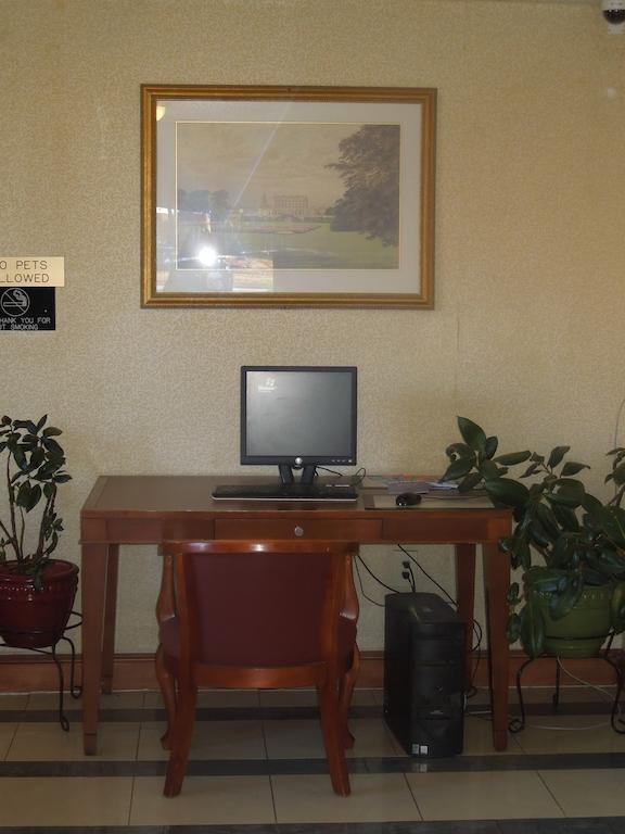 Super 8 By Wyndham Waldorf Motel Екстериор снимка