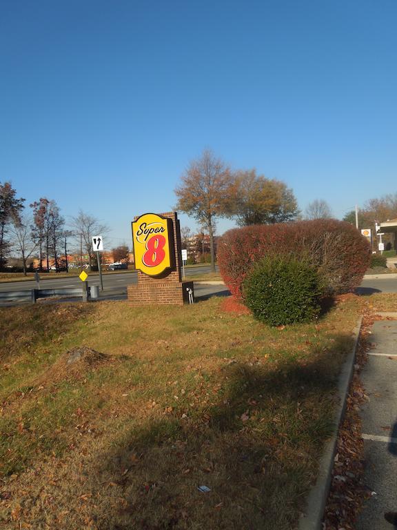 Super 8 By Wyndham Waldorf Motel Екстериор снимка