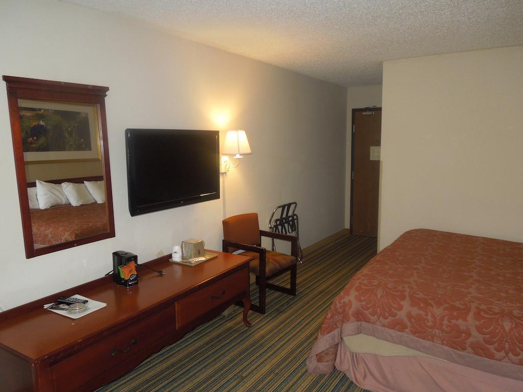 Super 8 By Wyndham Waldorf Motel Екстериор снимка
