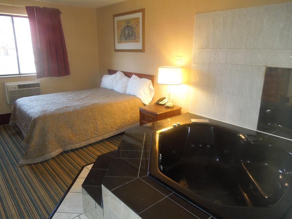 Super 8 By Wyndham Waldorf Motel Екстериор снимка
