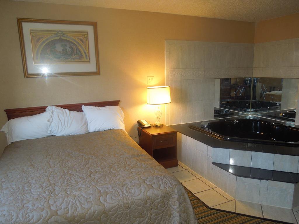 Super 8 By Wyndham Waldorf Motel Екстериор снимка