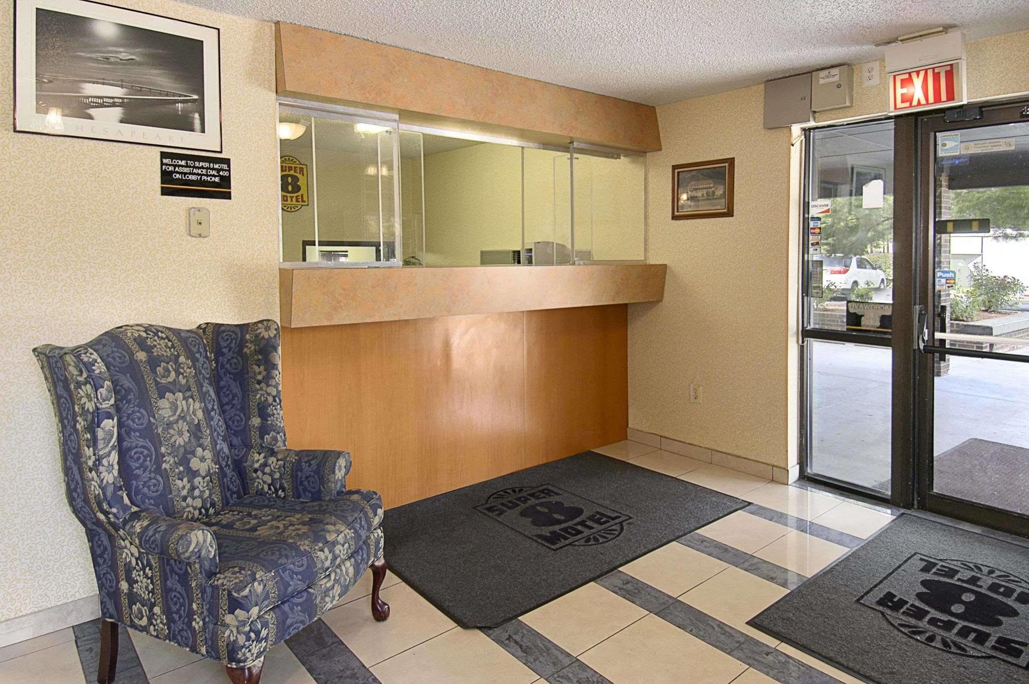 Super 8 By Wyndham Waldorf Motel Екстериор снимка