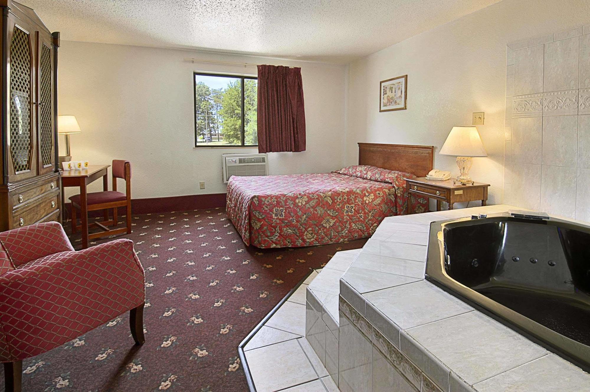 Super 8 By Wyndham Waldorf Motel Екстериор снимка