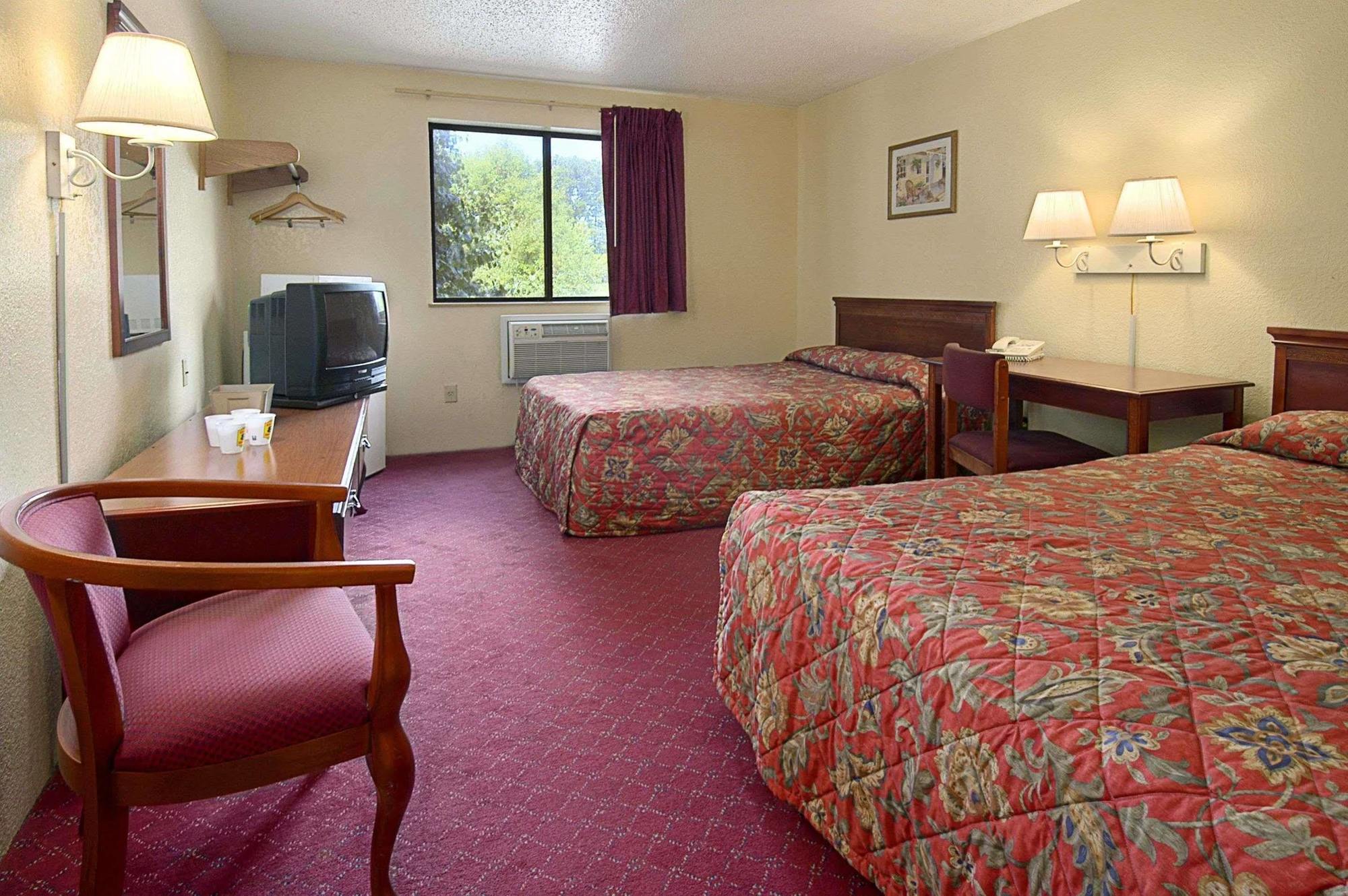 Super 8 By Wyndham Waldorf Motel Екстериор снимка