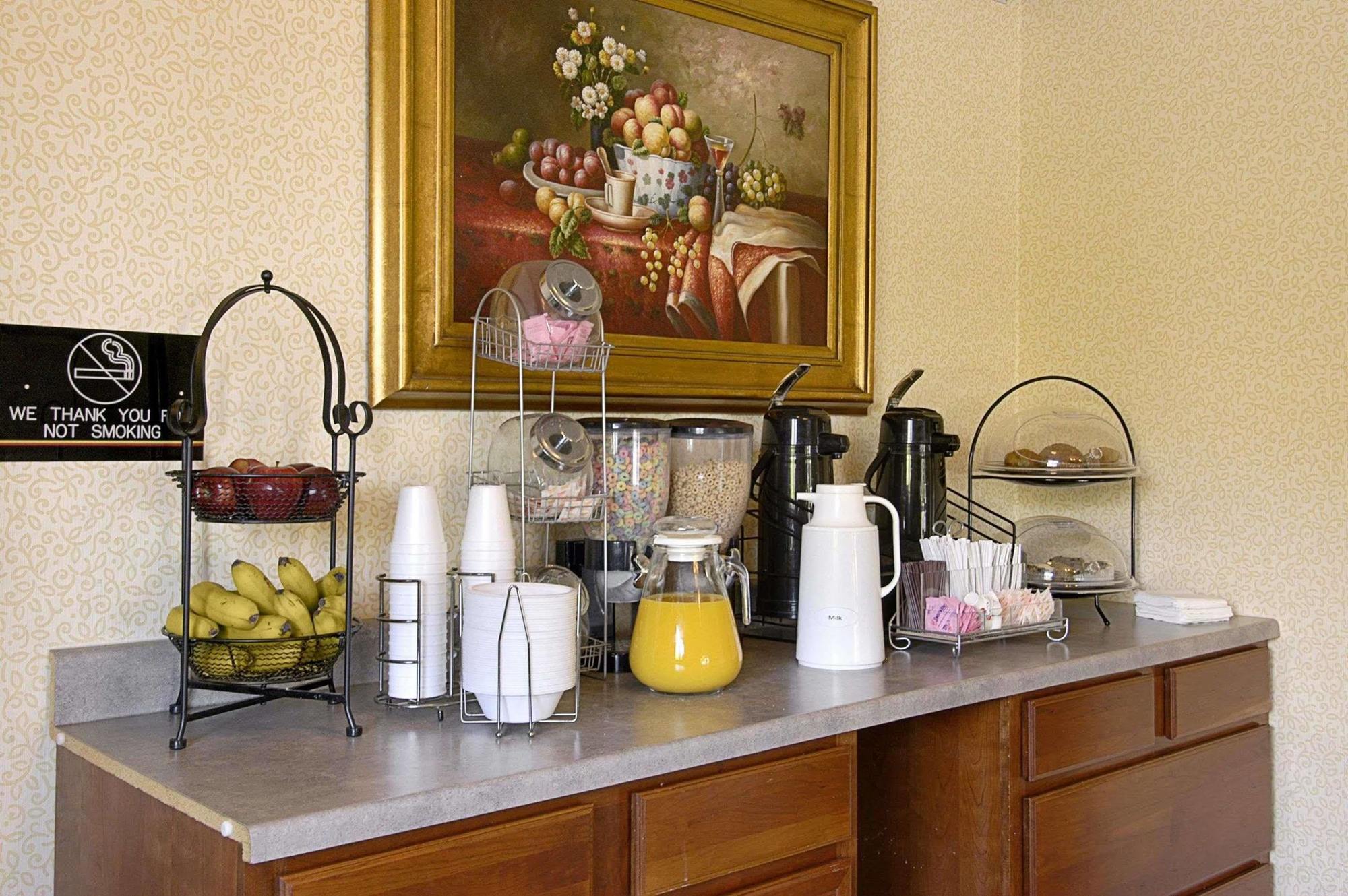 Super 8 By Wyndham Waldorf Motel Екстериор снимка